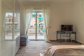 4 chambres, bureau, fer et planche à repasser, draps fournis