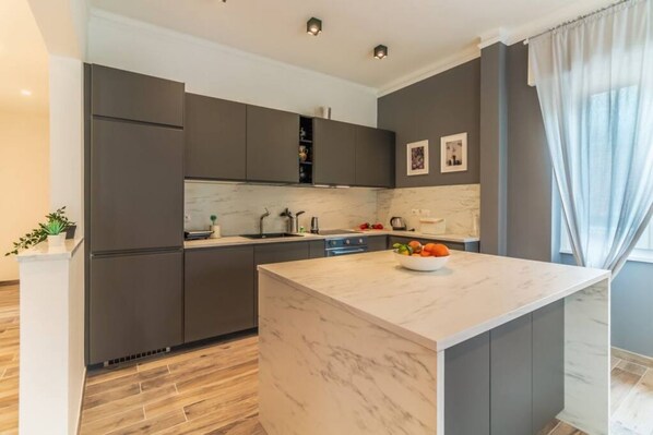 Réfrigérateur, four, plaque de cuisson, lave-vaisselle