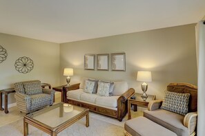 Villa, Mehrere Betten, Küche, Gartenblick (2303 Heritage Villas) | Wohnbereich | 40-Zoll-Fernseher mit Kabelempfang