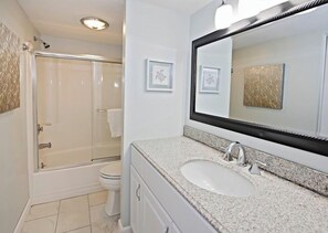 Villa, varias camas, cocina, vista al jardín (2303 Heritage Villas) | Baño | Toallas 