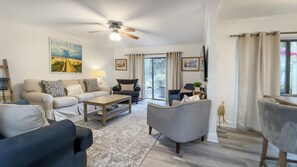 Villa, varias camas, cocina, vista al jardín (2309 Heritage Villas) | Área de sala de estar | Televisión de 40 pulgadas con canales digitales 