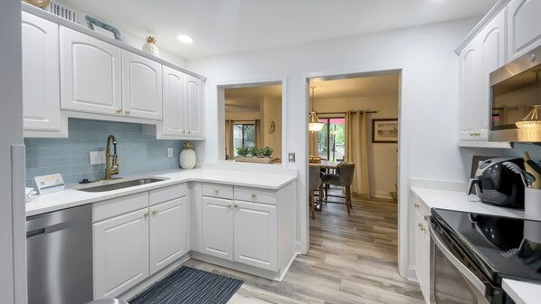 Villa, letti multipli, cucina, vista giardino (2309 Heritage Villas) | Cucina privata | Frigorifero, microonde, forno, piano cottura