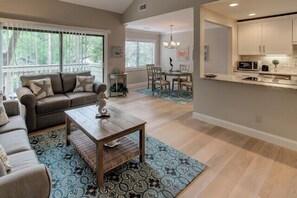 Villa, 1 King Bed with Sofa bed, Kitchen (2336 Racquet Club) | Living area | 40-inch TV with digital channels