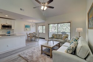 Villa, 1 King Bed with Sofa bed, Kitchen (2338 Racquet Club) | Living area | 40-inch TV with digital channels