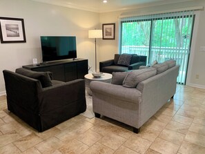 Living area - 2332 Racquet Club at The Sea Pines Resort (Hilton Head Island)