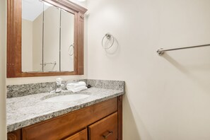 Vila, 1 cama King e sofá-cama, cozinha, vista para o jardim (2344 Racquet Club) | Banheiro | Toalhas de banho 