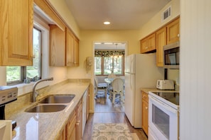 Villa, Multiple Beds, Kitchen, Golf View (2362 Racquet Club) | Private kitchen | Fridge, microwave, oven, stovetop