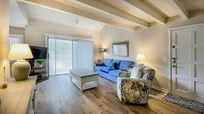 Villa - flere senge - køkken - udsigt til golfbane (2363 Racquet Club) | Opholdsområde | 40-tommers tv med kabelkanaler