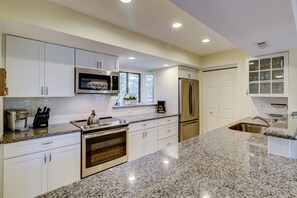 Villa, varias camas, cocina (2447 Inland Harbour) | Cocina privada | Frigorífico, microondas, horno y placa de cocina