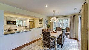 Villa, Meerdere bedden, keuken (2447 Inland Harbour) | Dineren