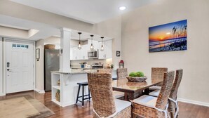 Vila, Beberapa Tempat Tidur, dapur (2455 Inland Harbour) | Tempat makan