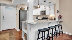 Vila, Beberapa Tempat Tidur, dapur (2455 Inland Harbour) | Dapur pribadi