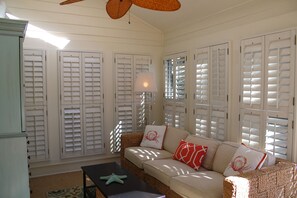 Villa, varias camas, cocina, vista al jardín (2618 Calibogue Club) | Área de sala de estar | Televisión de 40 pulgadas con canales digitales 