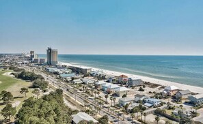 Playa en los alrededores, camastros y toallas de playa