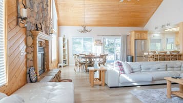 智能電視、壁爐、乒乓球設施、書籍