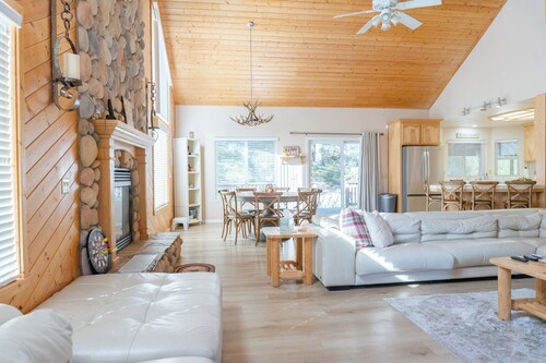 Spacious cabin with game room free WIFI & parking