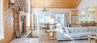 Spacious cabin with game room free WIFI & parking