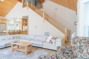 Smart TV, fireplace, ping pong, books - Spacious cabin with game room free WIFI & parking (Shaver Lake)