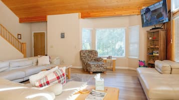 TV connectée, cheminée, table de tennis de table, livres