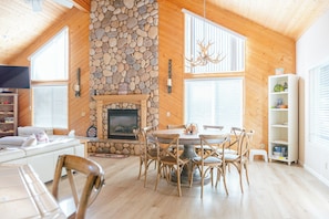 Dining - Spacious cabin with game room free WIFI & parking (Shaver Lake)