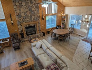 Smart-TV, Kamin, Tischtennisplatte, Bücher