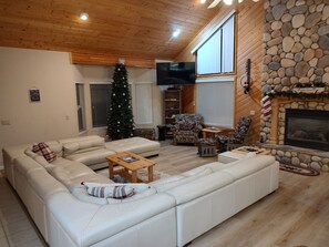 Smart-TV, Kamin, Tischtennisplatte, Bücher