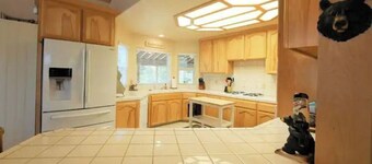 Spacious cabin with game room free WIFI & parking