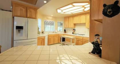 Spacious cabin with game room free WIFI & parking