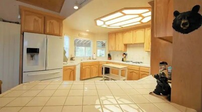 Spacious cabin with game room free WIFI & parking