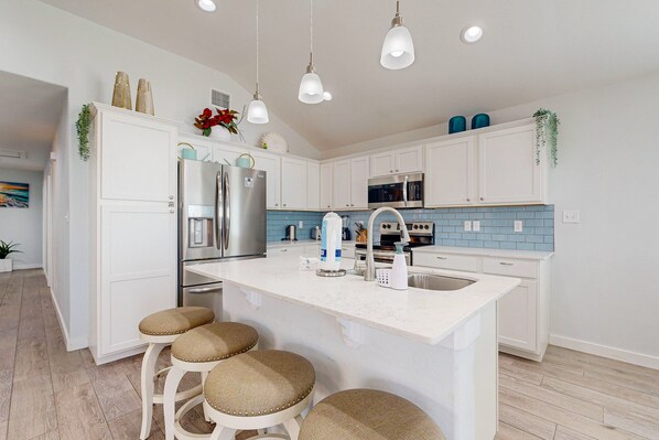 Refrigerador, microondas, horno y parrilla de estufa 