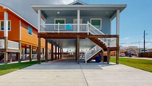 Ein zweistöckiges Haus mit Balkon und überdachter Veranda.