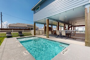 Outdoor dining - Private Heated Pool, Parking for 5 (Port Aransas)