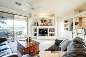 Smart TV, libros y estéreo