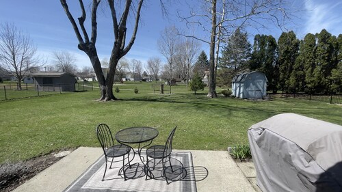 Traditional Ranch house, SW Fort Wayne 3 Bed, 2 Full Bath, Sleeps 7+