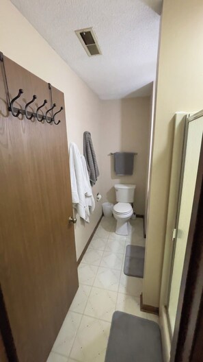 Tina con regadera, secadora de cabello, toallas, jabón