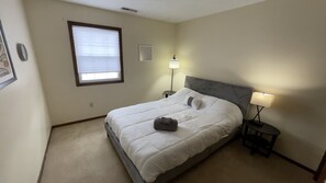 3 habitaciones, escritorio y tabla de planchar con plancha