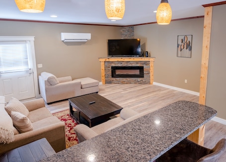 Casa clássico | Área de estar | TV, lareira, pisos aquecidos. House near Acadia National Park