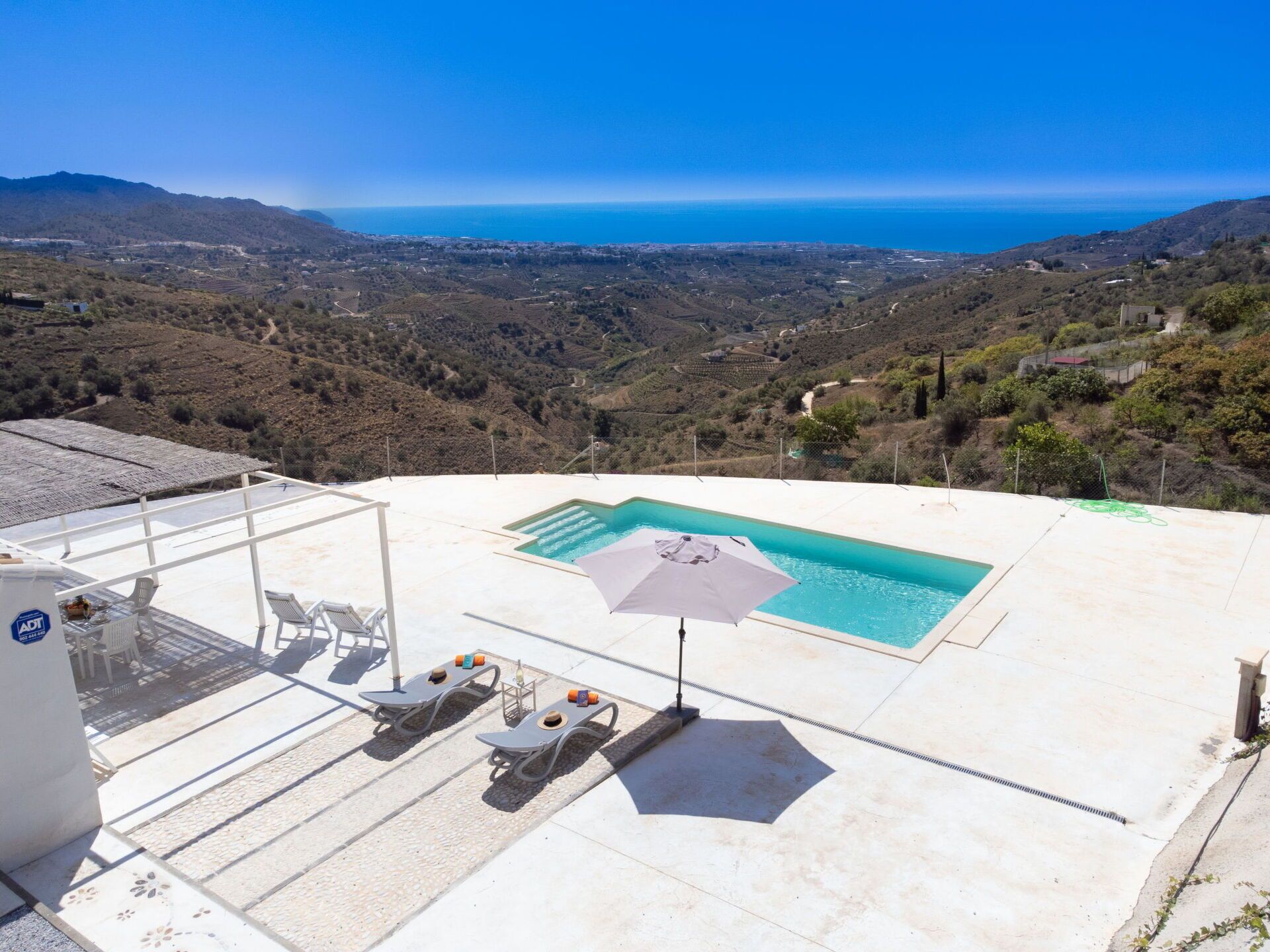 Ciel, Bâtiment, Bleu Azur, Montagne, Ombre, Mobilier De Jardin, Maison, Design Urbain, Pente, Piscine