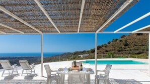 A covered outdoor dining area with a pool and a view of the sea. - Stunning private villa for 4 guests with WIFI, private pool, A/C, TV and terrace (Torrox)