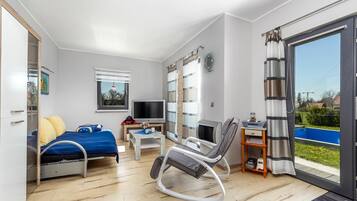 1 bedroom, bed sheets