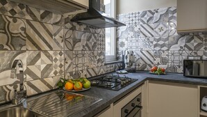 A modern kitchen with a stainless steel sink, a gas stove, and a microwave. - Lovely apartment for 5 guests with WIFI, A/C, TV and terrace (Meta)
