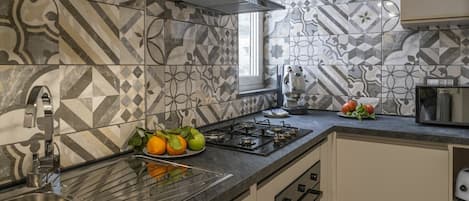 Micro-ondes, four, grille-pain, tables à manger