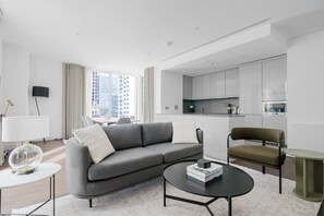 Una televisión, un reproductor estéreo