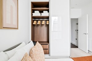 2 bedrooms, iron/ironing board, WiFi, bed sheets - New build Canary Wharf 2BR, short walk to Wharf, by Blueground (London)