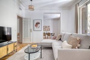 TV, stereo - Amazing Jerónimos 3BR, in the best area of Madrid, by Blueground (Madrid)