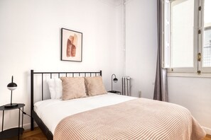 3 habitaciones, tabla de planchar con plancha, wifi y ropa de cama 