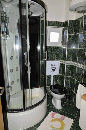 Apartamento | Banheiro | Chuveiro, toalhas de banho, shampoo 