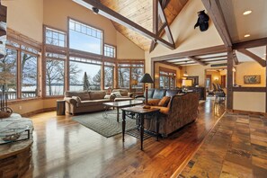 Smart TV, fireplace, DVD player, books - OakHaven-Leech Lake|Large Lawn| Bar|BonusRm|Events (Cass Lake)