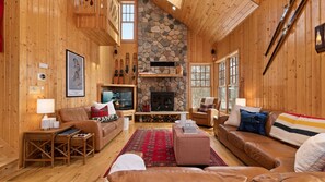 Smart TV, chimenea, tenis de mesa y libros