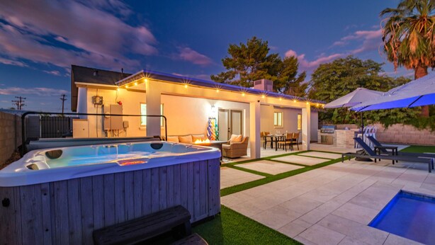 A backyard with a hot tub, patio furniture, and a swimming pool. - 10 min to Old Town Scottsdale  (Scottsdale)